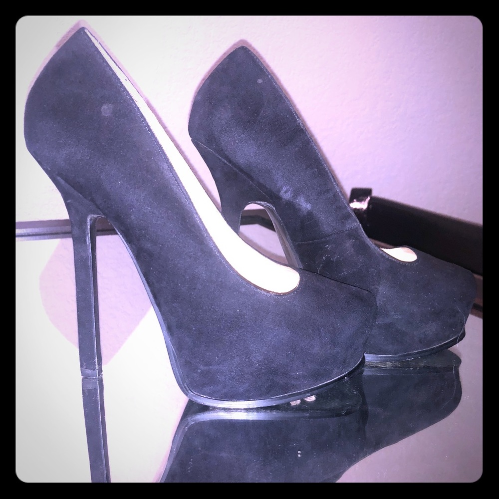 Black pumps